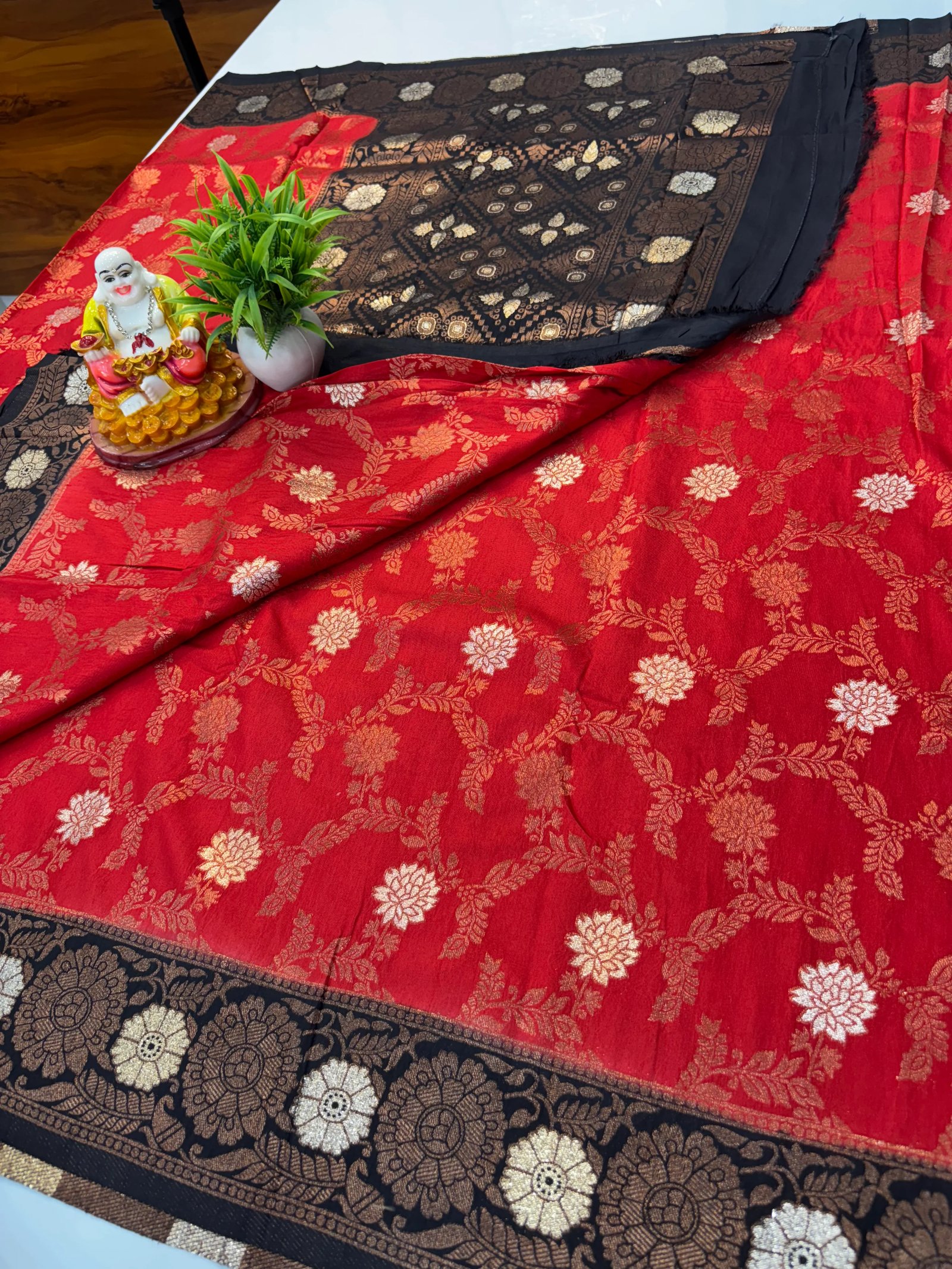 Premium Georgette Saree with Meenakari Pattern and Rich Pallu